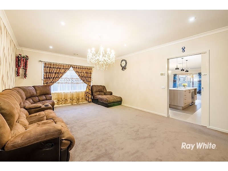 17 Burchill Avenue, Cranbourne East VIC 3977
