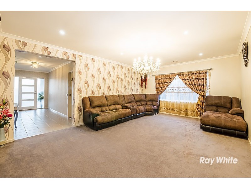 17 Burchill Avenue, Cranbourne East VIC 3977