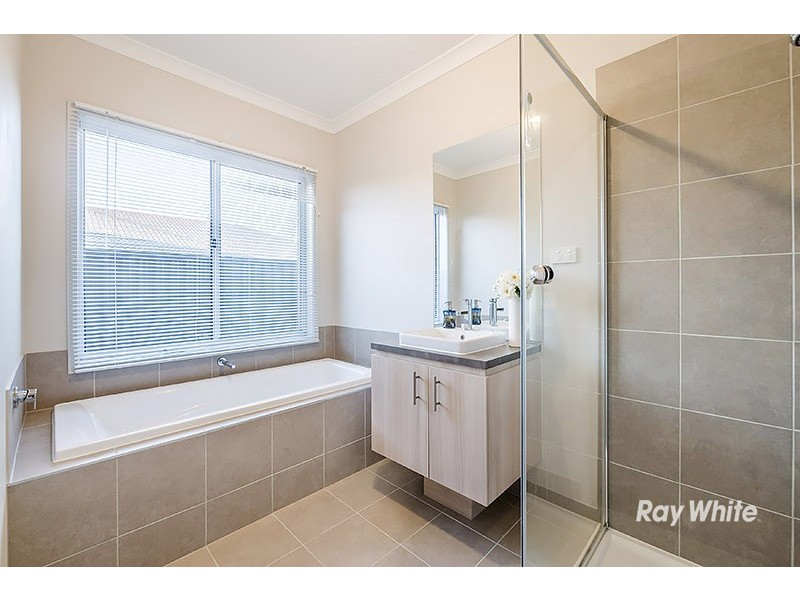 17 Burchill Avenue, Cranbourne East VIC 3977