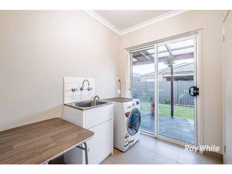 17 Burchill Avenue, Cranbourne East VIC 3977