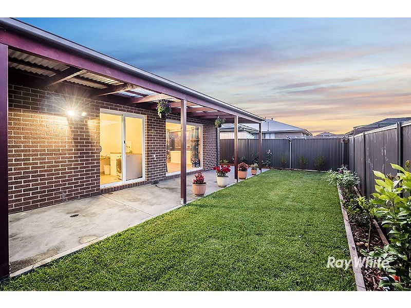 17 Burchill Avenue, Cranbourne East VIC 3977