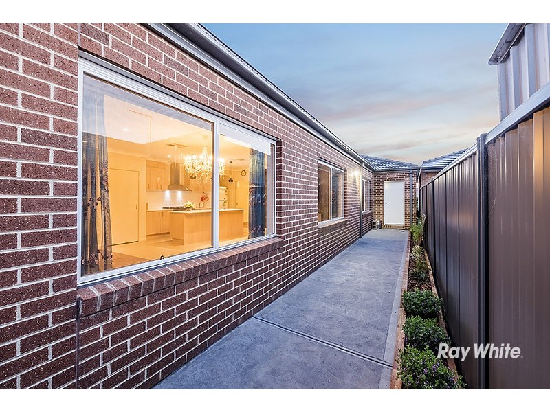 17 Burchill Avenue, Cranbourne East VIC 3977