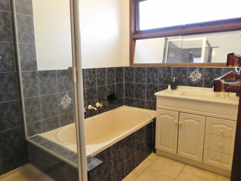 12 Lonsdale Crescent, Cranbourne North VIC 3977