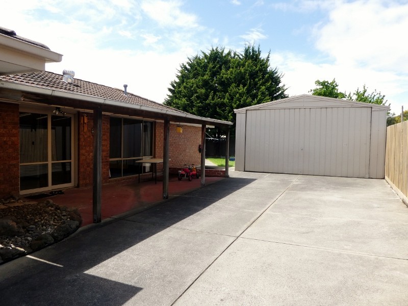 12 Lonsdale Crescent, Cranbourne North VIC 3977