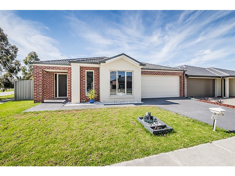 8 Arrow Road, Cranbourne East VIC 3977