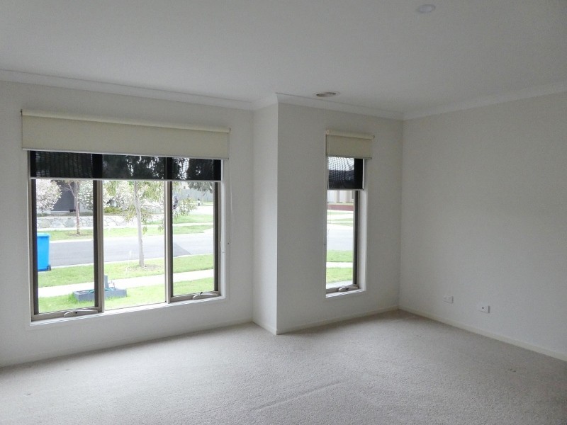 8 Arrow Road, Cranbourne East VIC 3977