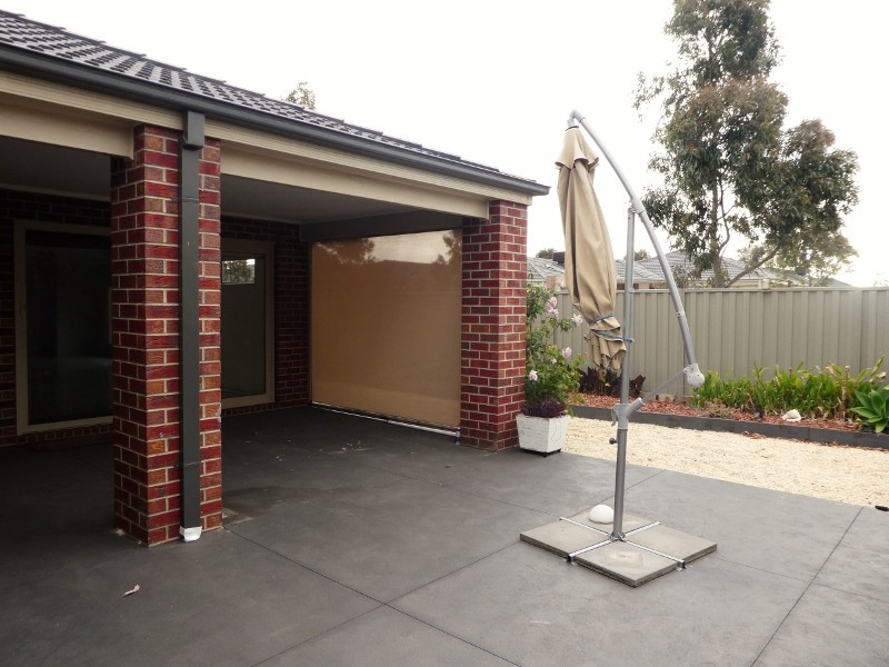 8 Arrow Road, Cranbourne East VIC 3977