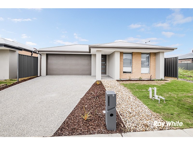 9 Langside Drive, Cranbourne East VIC 3977