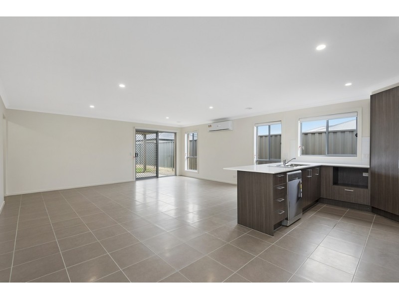 9 Langside Drive, Cranbourne East VIC 3977
