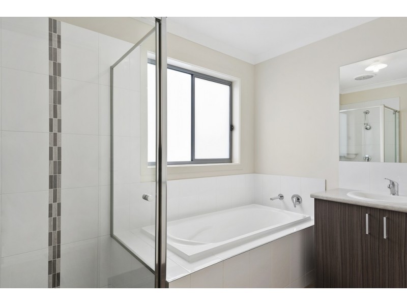 9 Langside Drive, Cranbourne East VIC 3977