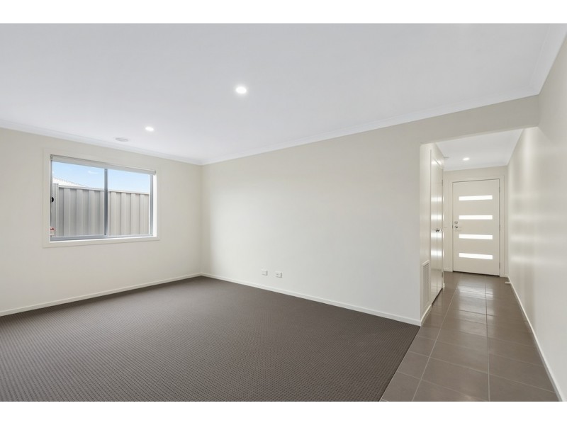 9 Langside Drive, Cranbourne East VIC 3977