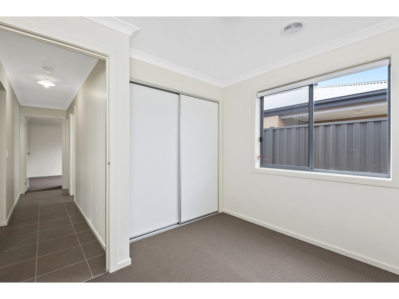 9 Langside Drive, Cranbourne East VIC 3977