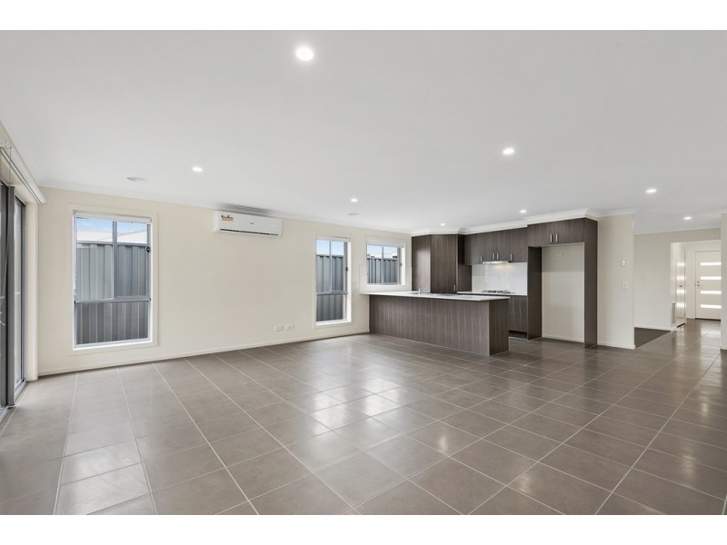 9 Langside Drive, Cranbourne East VIC 3977