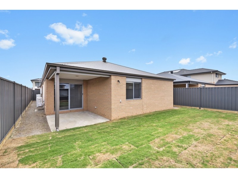 9 Langside Drive, Cranbourne East VIC 3977