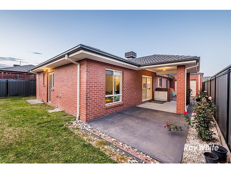 4 San Fratello Street, Clyde North VIC 3978