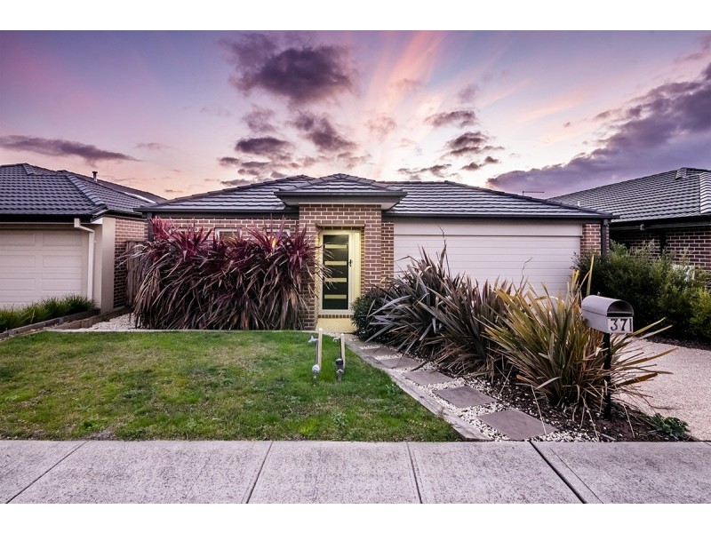 37 Merritt Avenue, Cranbourne West VIC 3977