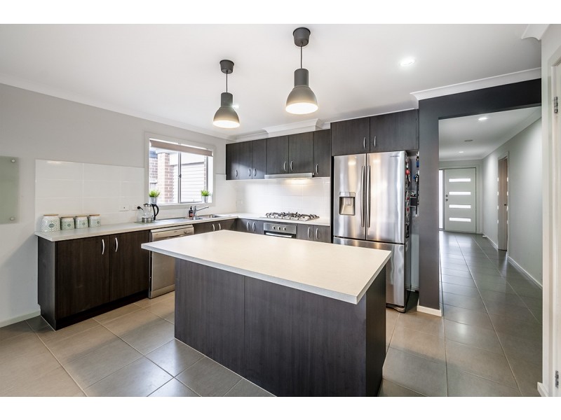 37 Merritt Avenue, Cranbourne West VIC 3977