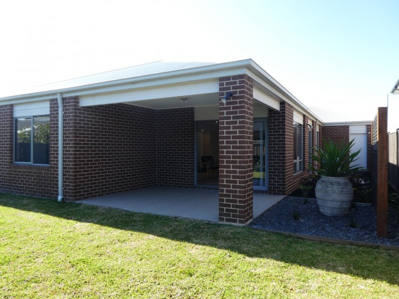 14 Fintona Crescent, Cranbourne West VIC 3977