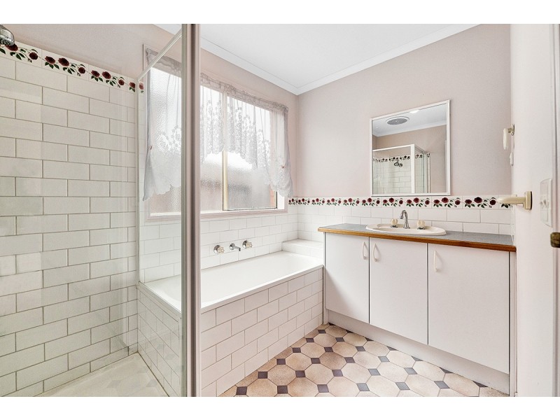 16 Breamlea Way, Cranbourne West VIC 3977