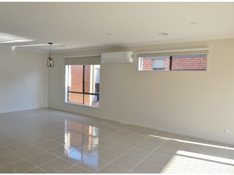 24 Wonder Street, Officer VIC 3809