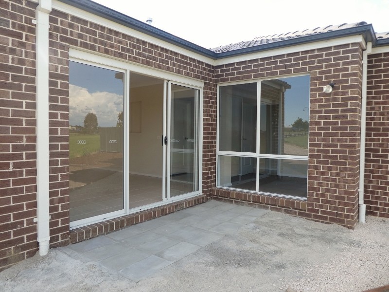 36 Broad Oak Drive, Cranbourne East VIC 3977