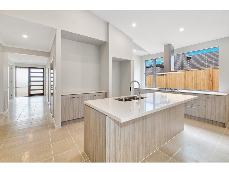 27 Rosanove Street, Clyde North VIC 3978