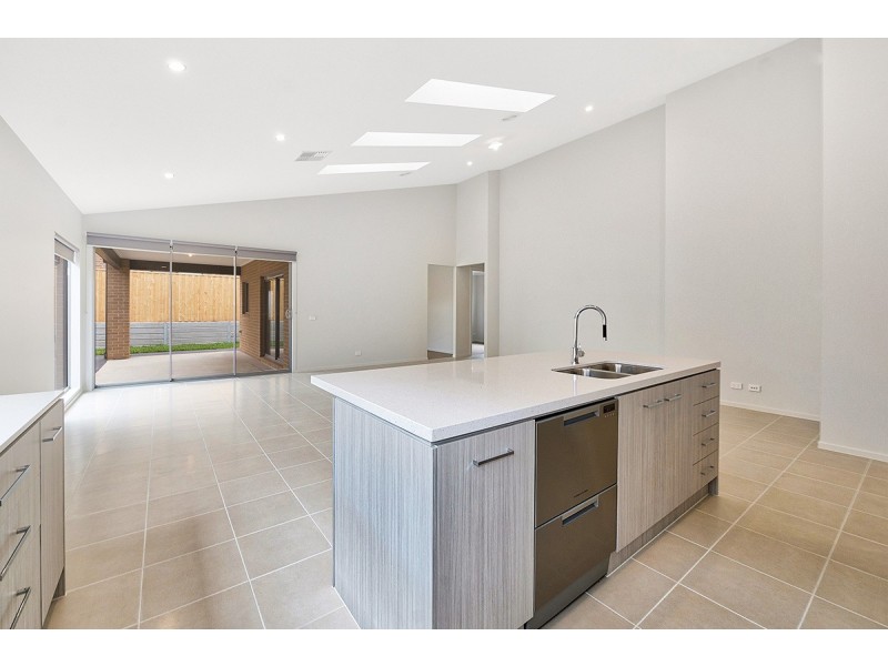 27 Rosanove Street, Clyde North VIC 3978