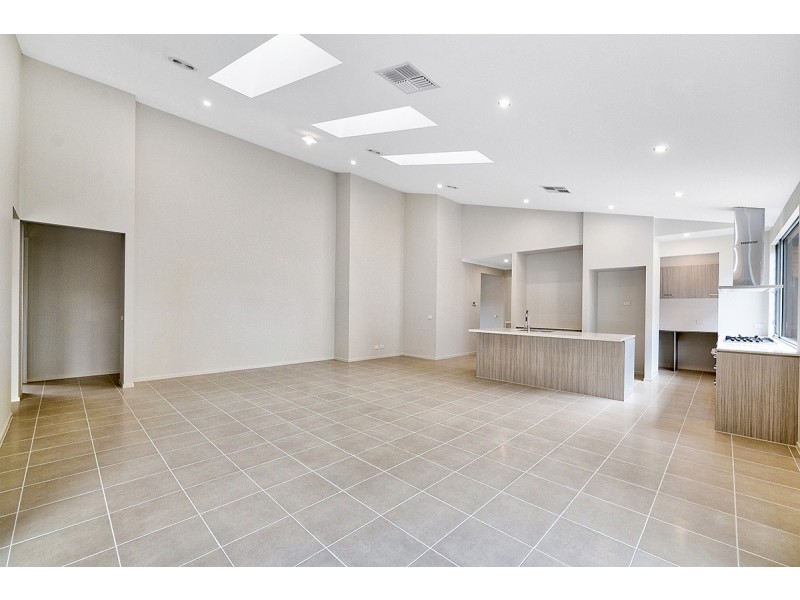 27 Rosanove Street, Clyde North VIC 3978