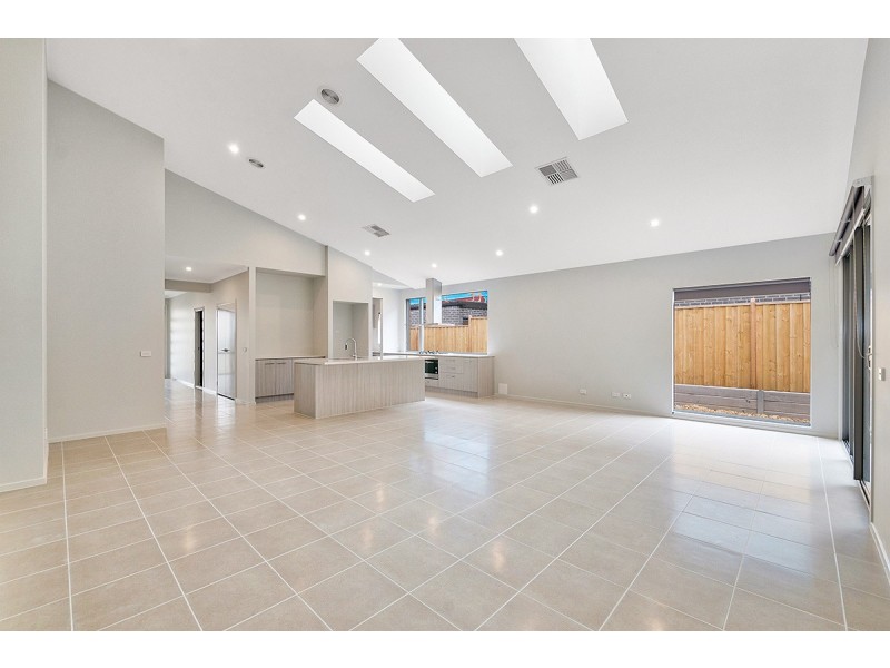 27 Rosanove Street, Clyde North VIC 3978