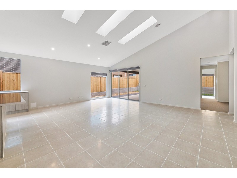 27 Rosanove Street, Clyde North VIC 3978