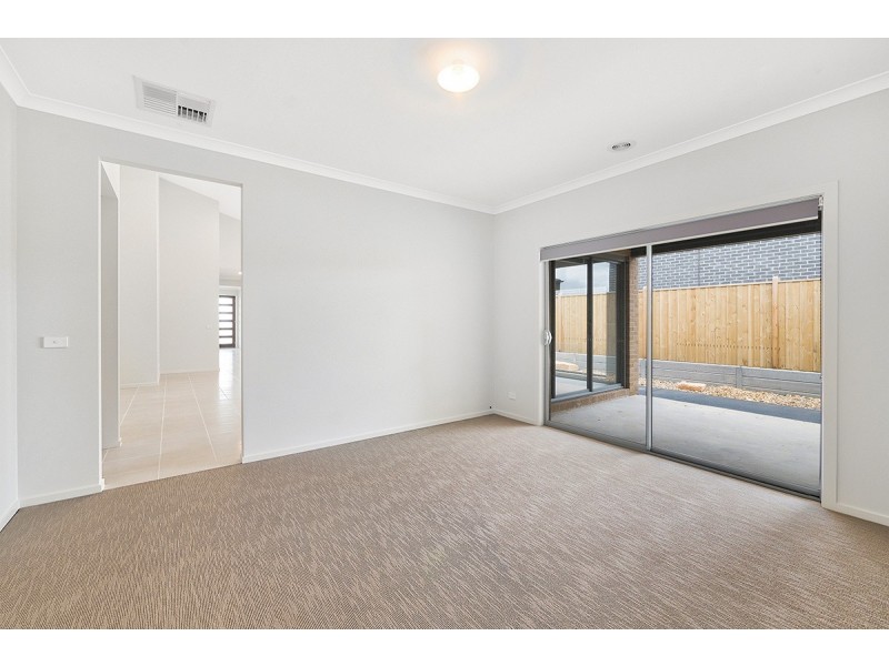 27 Rosanove Street, Clyde North VIC 3978