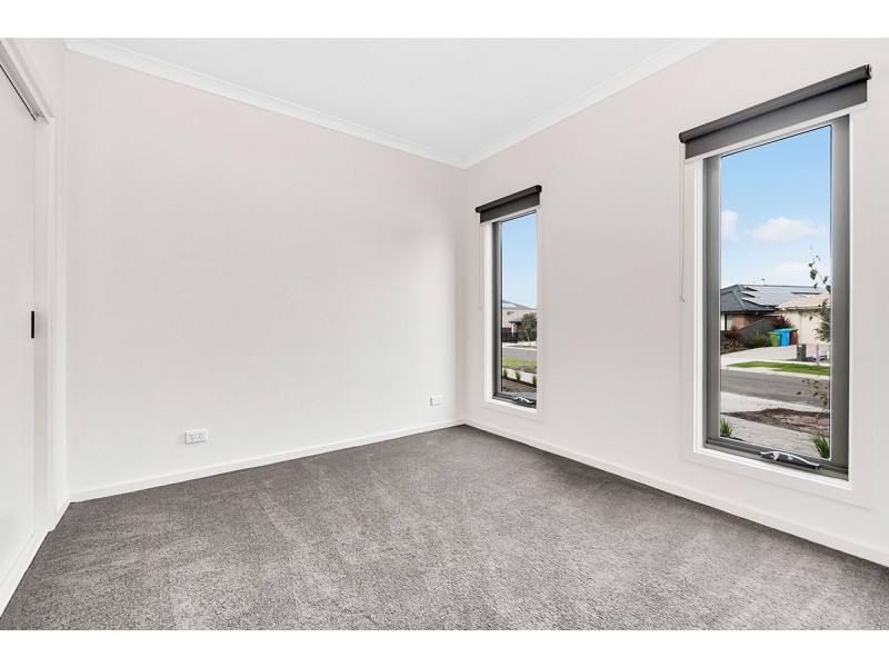 15B Lanthorn Crescent, Cranbourne East VIC 3977