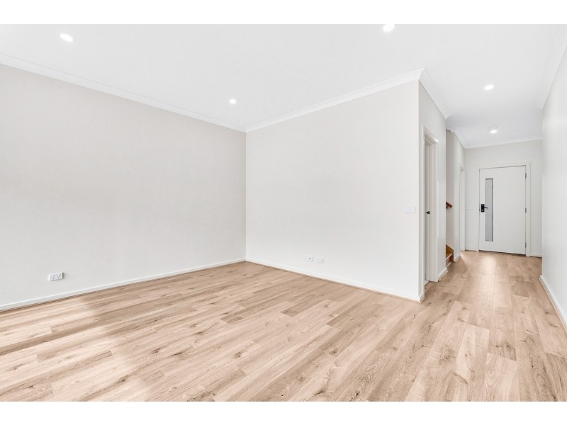 15B Lanthorn Crescent, Cranbourne East VIC 3977