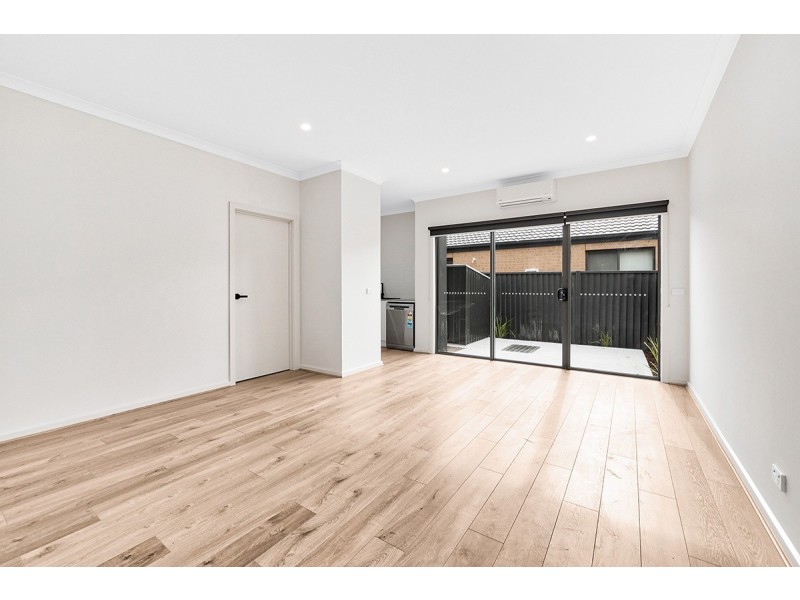 15B Lanthorn Crescent, Cranbourne East VIC 3977