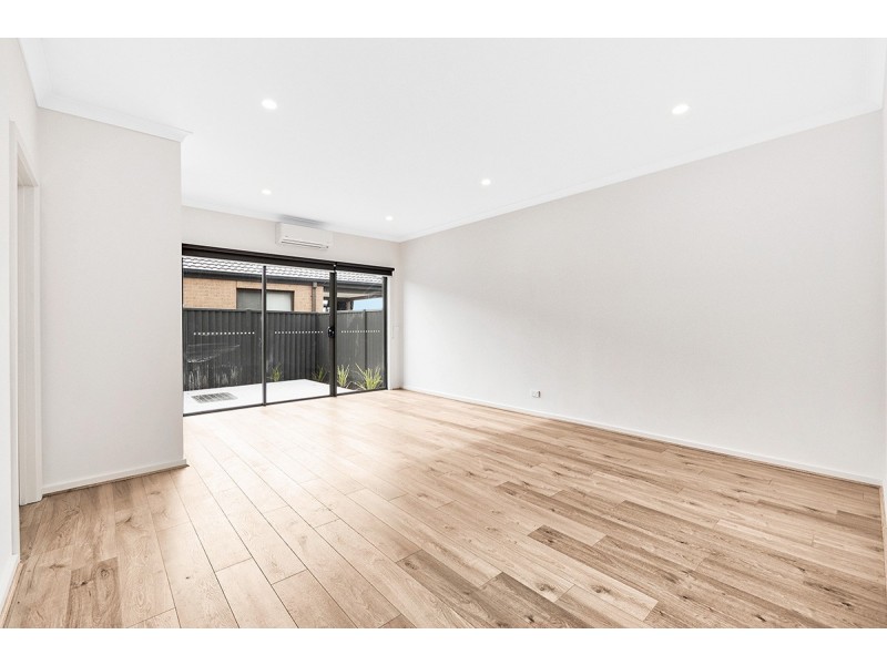 15B Lanthorn Crescent, Cranbourne East VIC 3977