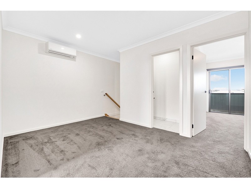 15B Lanthorn Crescent, Cranbourne East VIC 3977