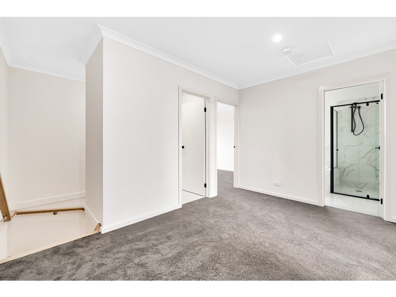 15B Lanthorn Crescent, Cranbourne East VIC 3977