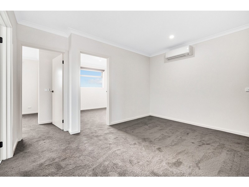 15B Lanthorn Crescent, Cranbourne East VIC 3977