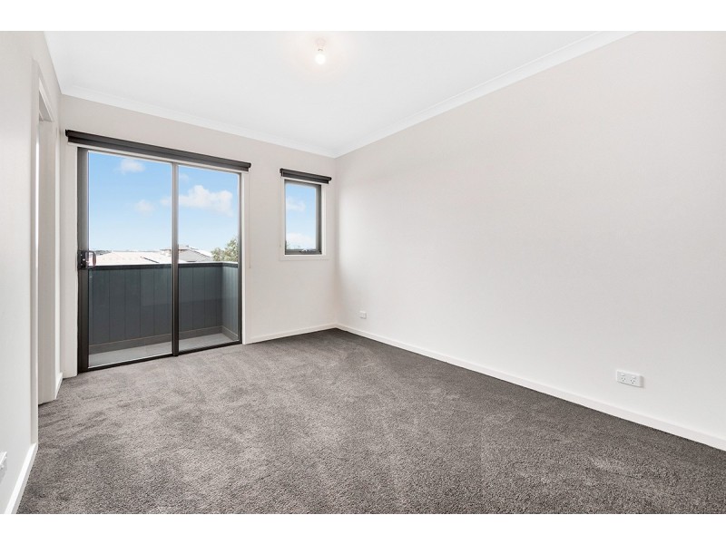 15B Lanthorn Crescent, Cranbourne East VIC 3977