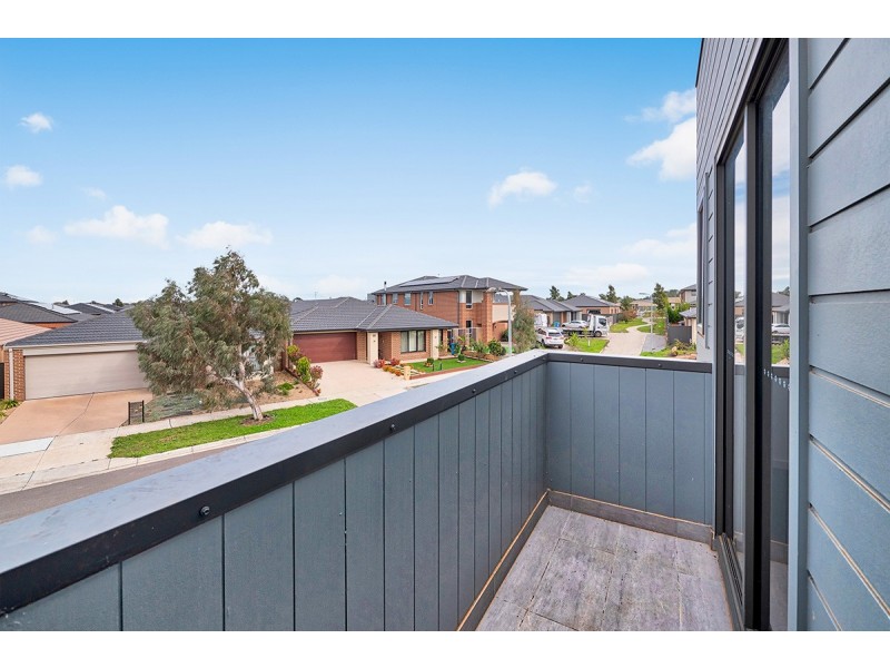 15B Lanthorn Crescent, Cranbourne East VIC 3977