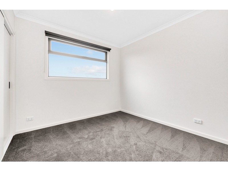 15B Lanthorn Crescent, Cranbourne East VIC 3977