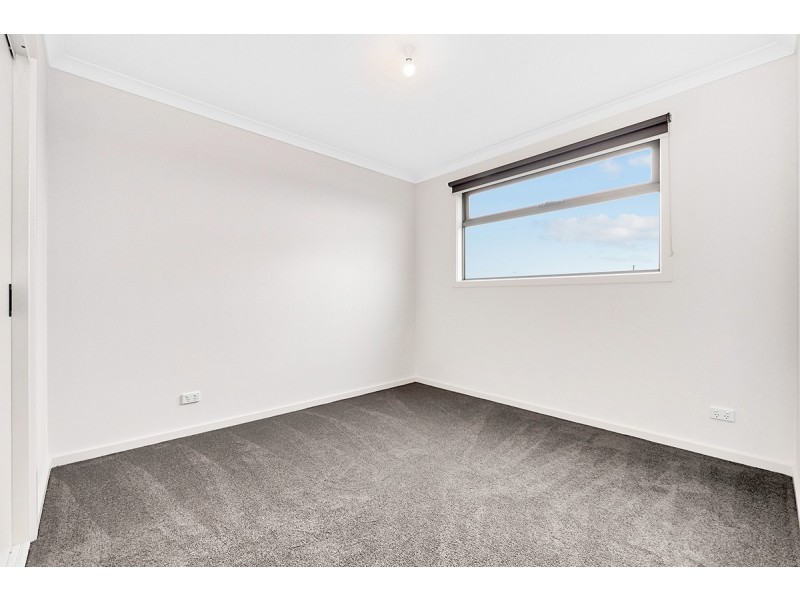 15B Lanthorn Crescent, Cranbourne East VIC 3977