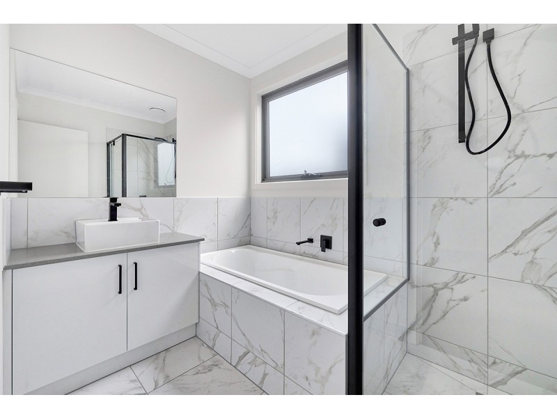 15B Lanthorn Crescent, Cranbourne East VIC 3977