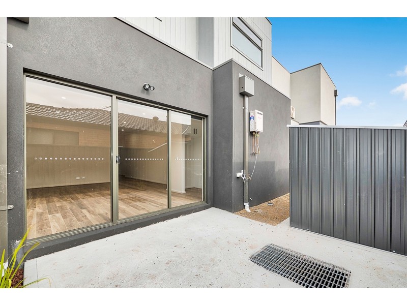 15B Lanthorn Crescent, Cranbourne East VIC 3977