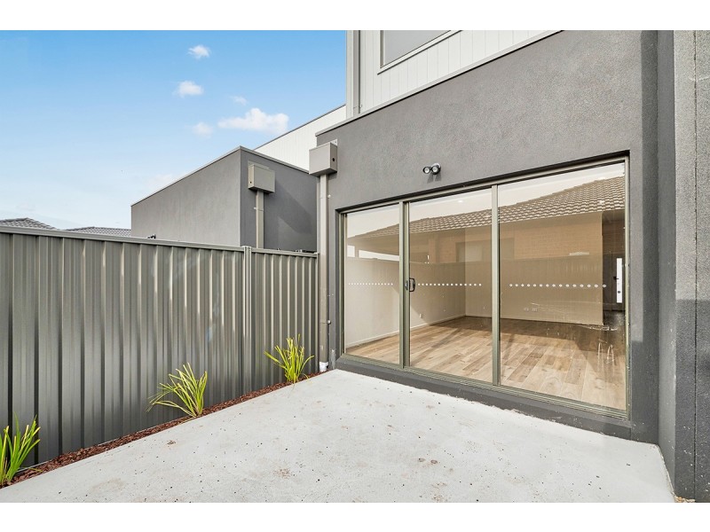 15B Lanthorn Crescent, Cranbourne East VIC 3977