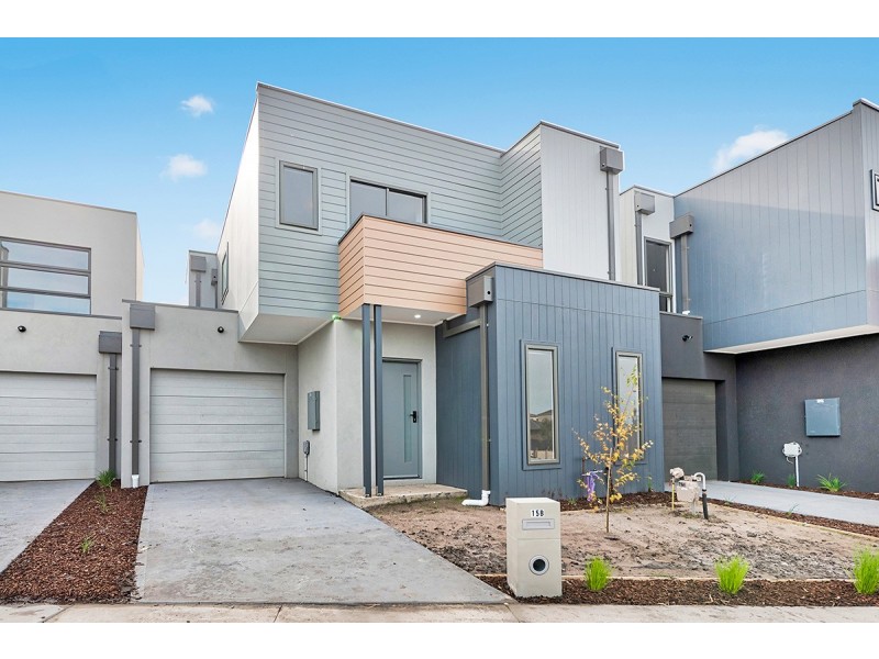 15B Lanthorn Crescent, Cranbourne East VIC 3977