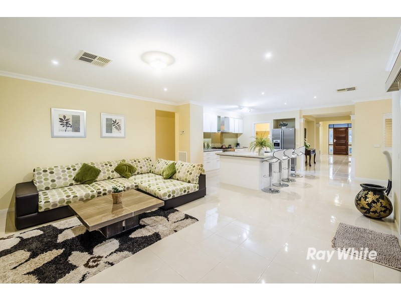 29 Bowyer Avenue, Cranbourne East VIC 3977