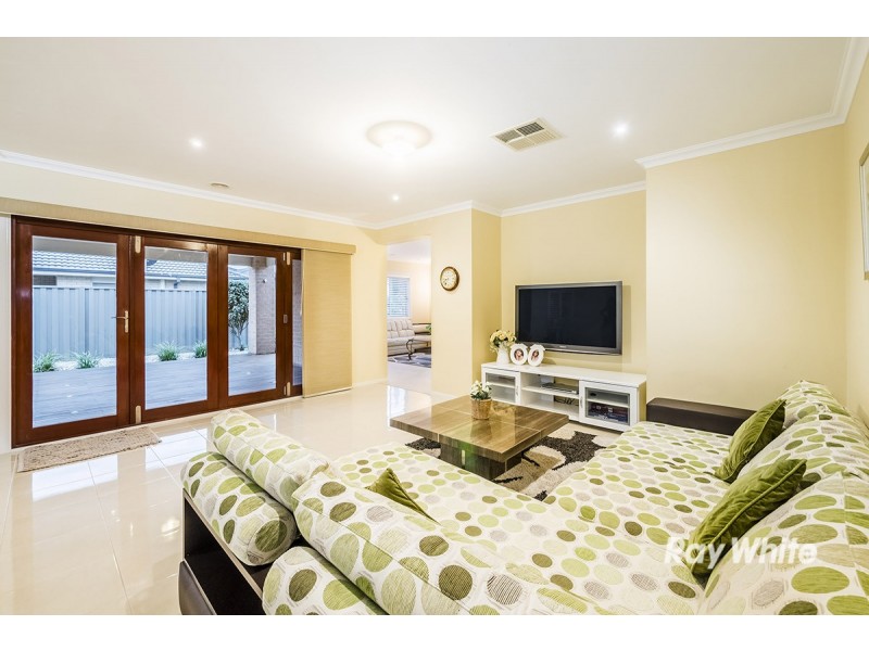 29 Bowyer Avenue, Cranbourne East VIC 3977