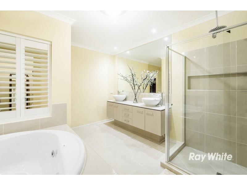 29 Bowyer Avenue, Cranbourne East VIC 3977