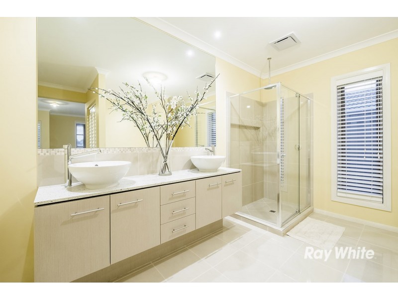 29 Bowyer Avenue, Cranbourne East VIC 3977